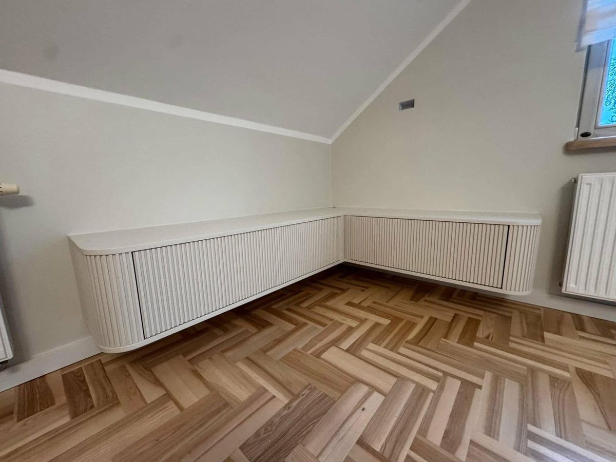 Zabudowa narożnika na wymiar z frezowanymi frontami, podłoga w jodełkę - realizacja Pol-Mebel